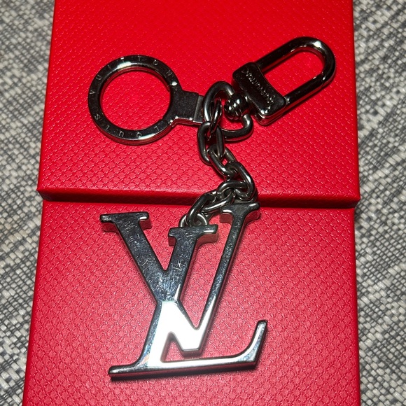 Louis Vuitton Accessories - 266. Louis Vuitton Silver Keyring